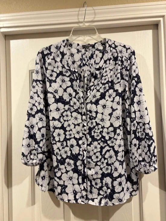 NYDJ Navy and White Floral Button-Up Blouse size M - Picture 4 of 5